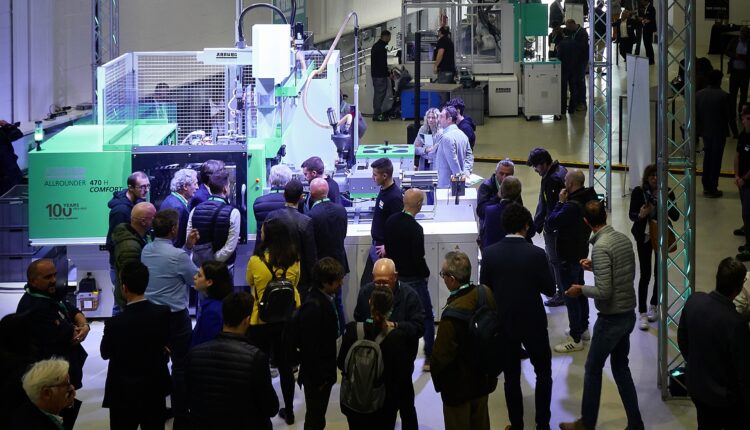 The Arburg subsidiary in Italy celebrated "100 years of the Hehl family company" with an open house on 18 and 19 May 2023. One highlight was the Allrounder 470 H hybrid milestone machine.